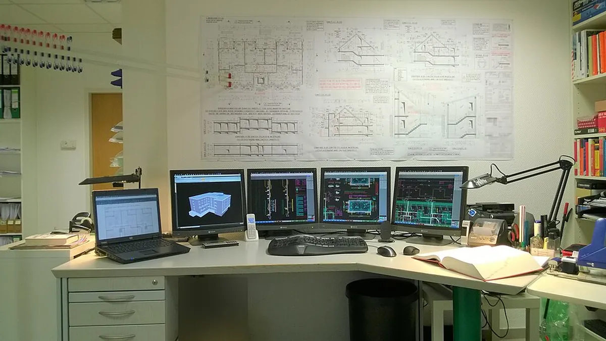 Ingeniero calculista coordinando con oficina técnica y fabricación industrial
