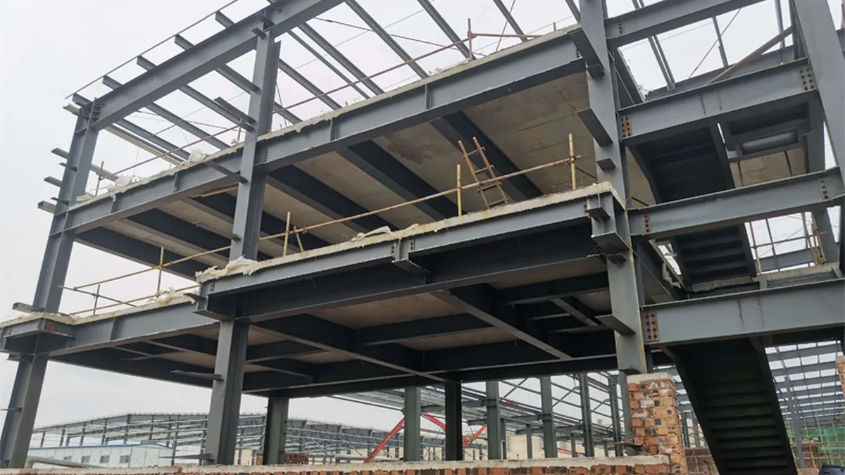 Mezanine metálico con vigas, columnas y piso industrial