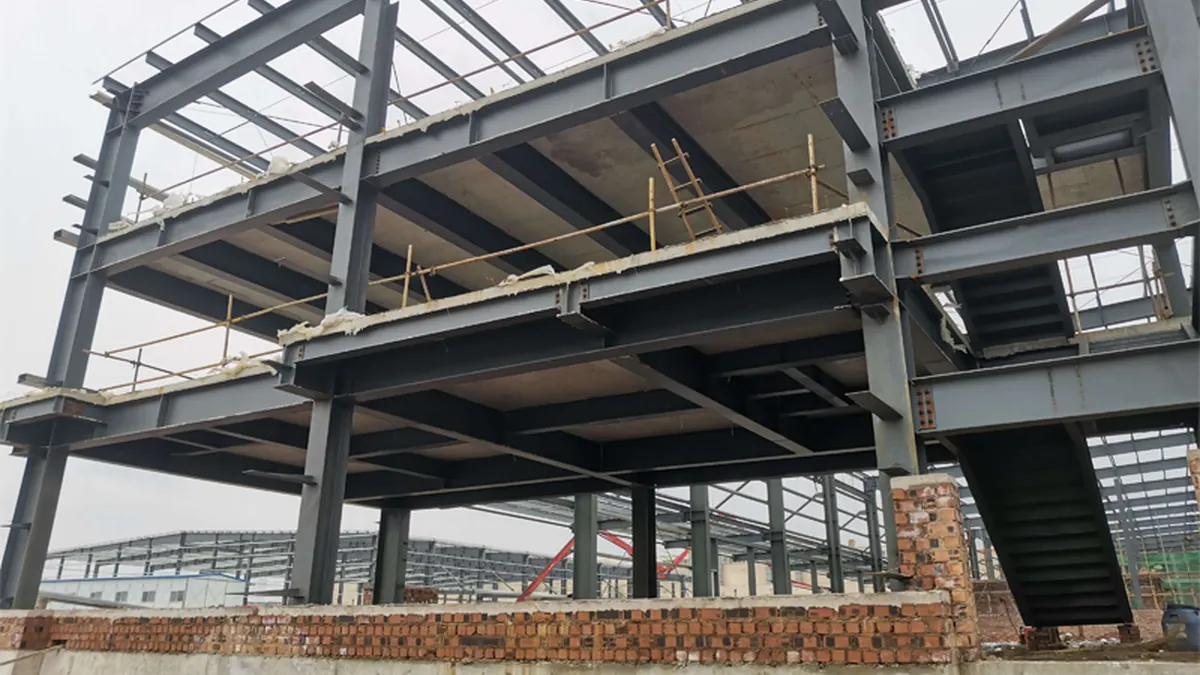Plataforma metálica industrial con grating, escaleras y equipos