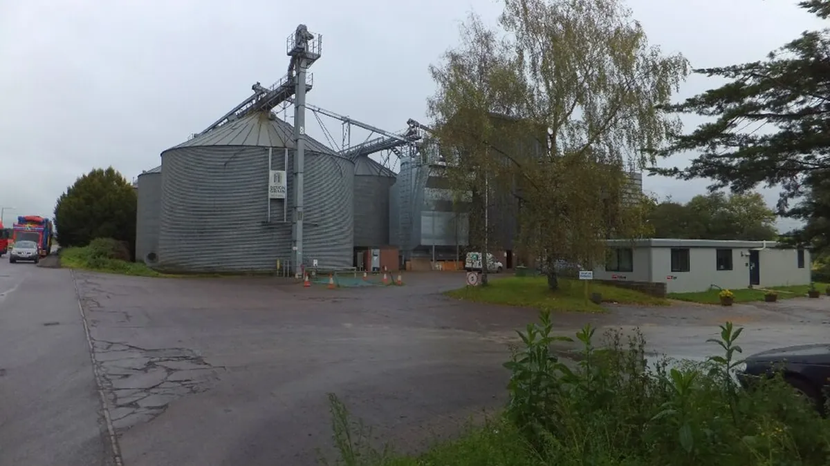 Tolva y chute industrial con flujo de sólidos y estructura soporte