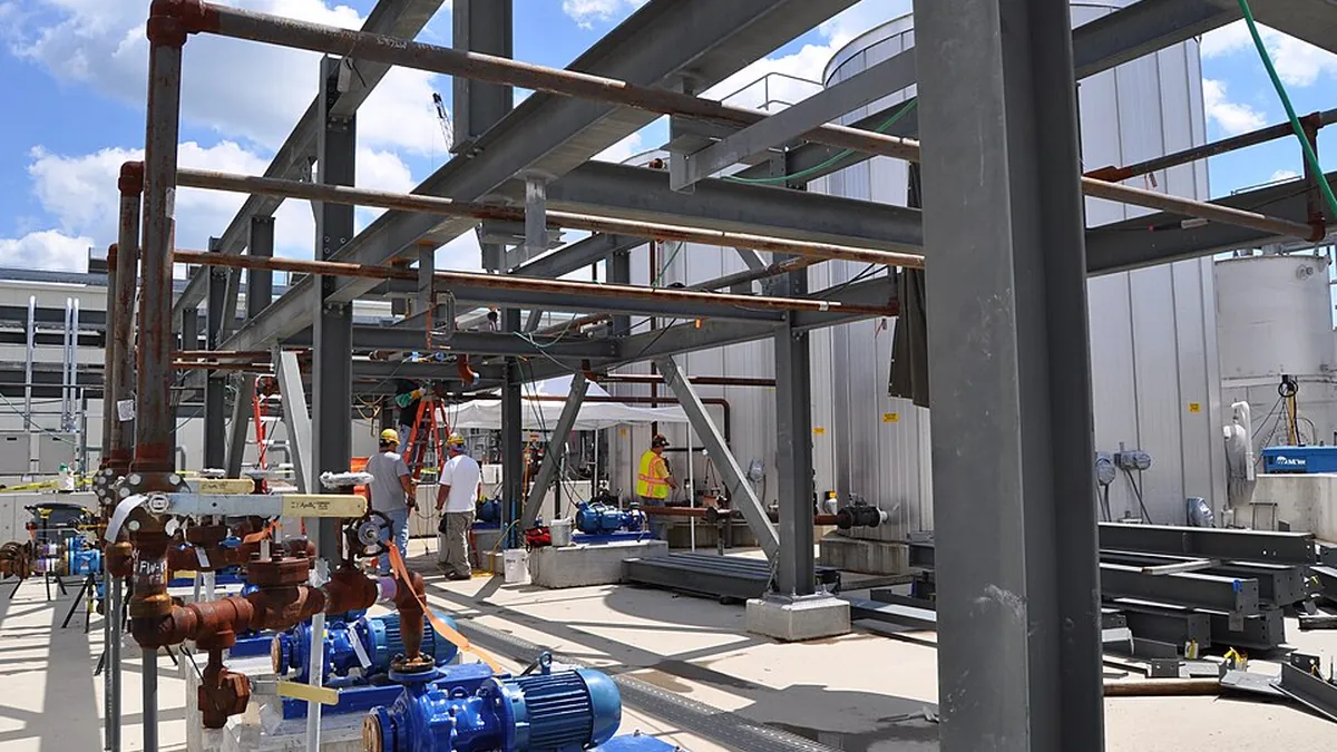 Modelo de tuberías industriales con soportes y expansión térmica