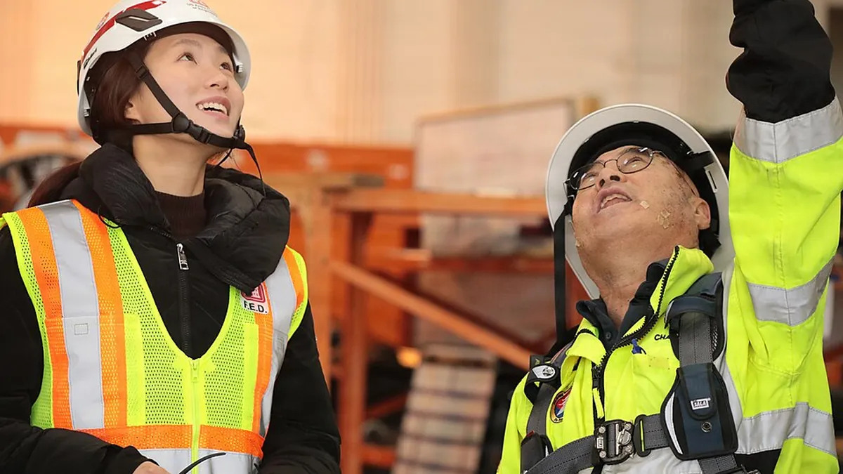 Ingeniero inspeccionando una estructura existente para verificación estructural
